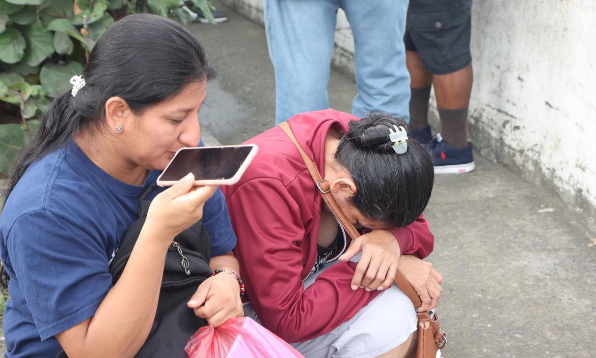 Margarita Andrade (de abrigo rojo) llora desconsolada la muerte de  su hijo Alexis Rivera.