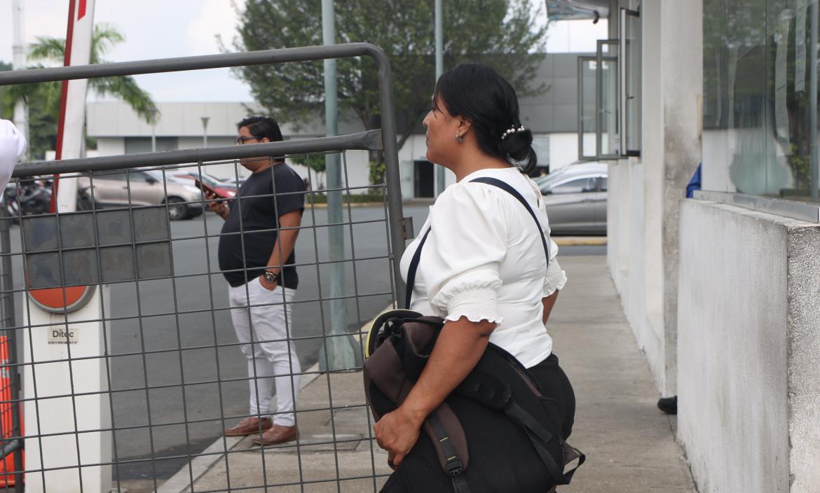 Antonieta Miranda, madre  de Andrés Alberto Arévalo, uno de los occisos, llegó a la morgue a retirar su cuerpo.