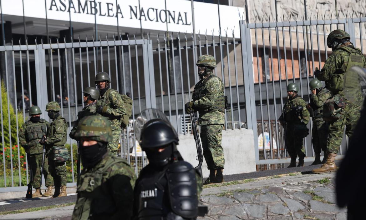 Militares resguardan el edificio de la Asamblea Nacional tras decreto presidencial.