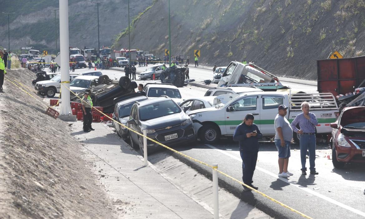 Vía a Guayllabamba sigue cerrada tras accidente en el que dos personas