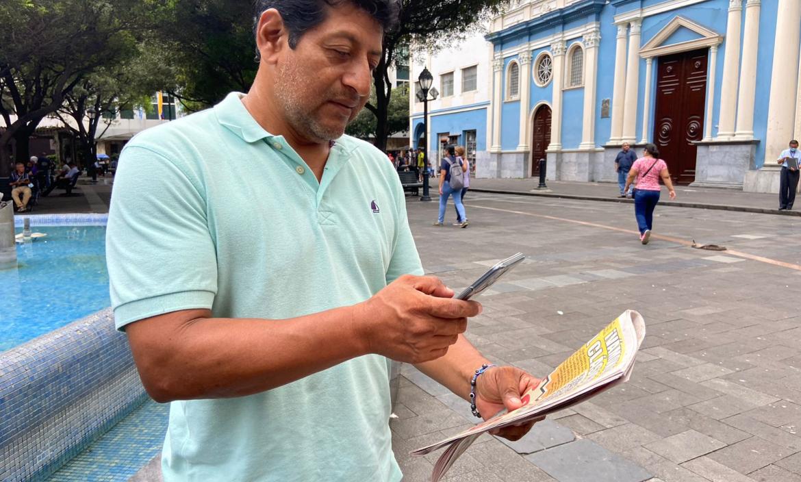 Luis Quimí enviando sus datos personales, para ver si se gana los boletos al Clásico.