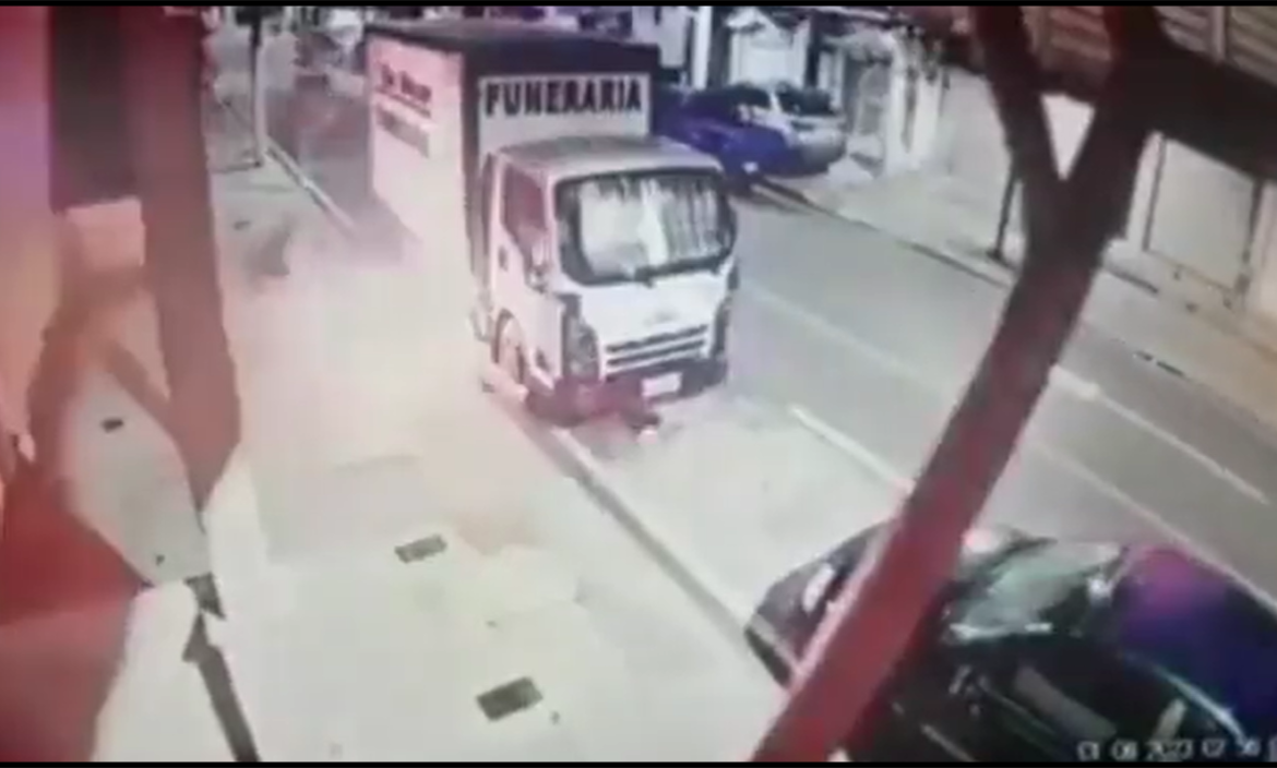 Hombres prenden fuego a camión