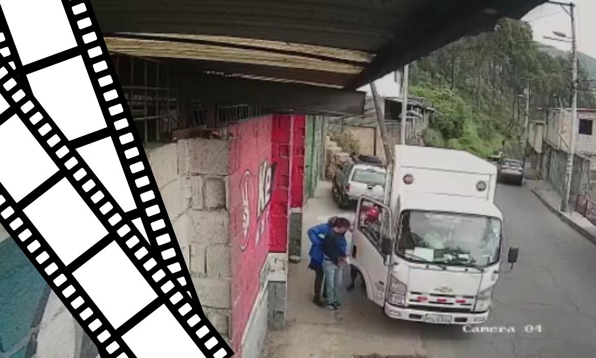 Agentes policiales están tras la banda que atracó a los ocupantes de un camión repartidor, en Quito.