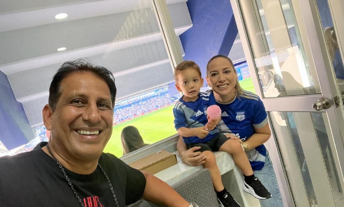 Ahora en azul, Rosita y Lucca, el hijo de José Francisco, jugador del Emelec, y Pancho ex Barcelona.
