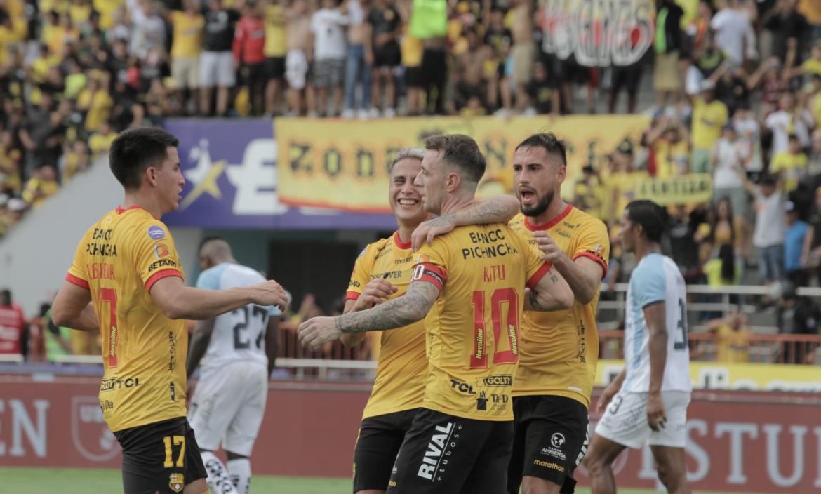 Festejo amarillo: Fernando Gaibor, Titi Ortiz, Damián Díaz y Janner Corozo en el estadio Chucho Benítez.