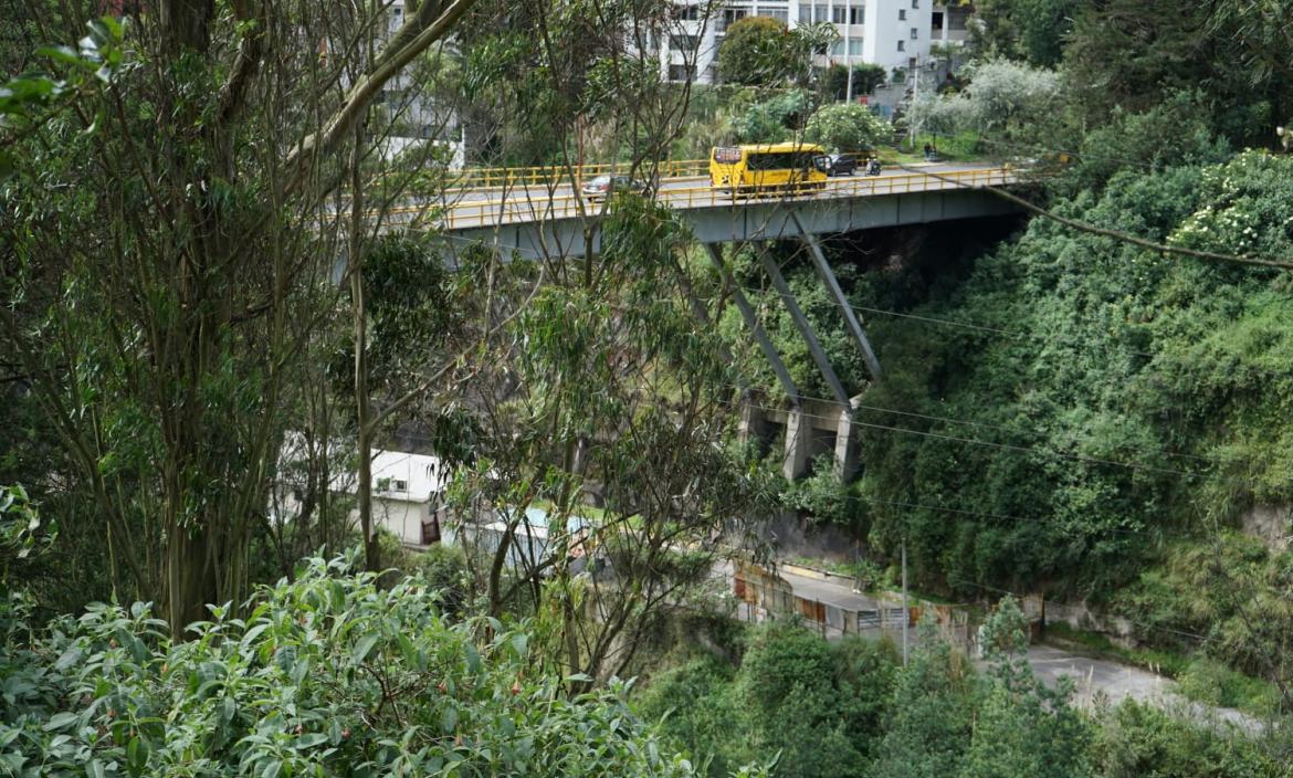Desde este puente se habría precipitado la mujer que terminó en la quebrada, en el norte de Quito.
