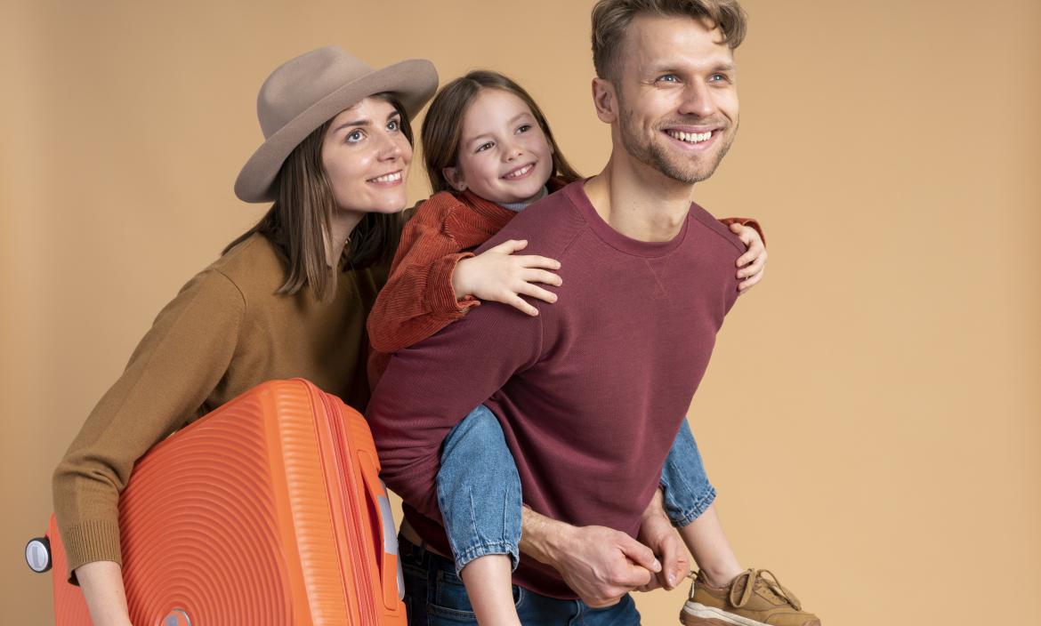 familia-tres-listos-vacaciones-viaje-junto-equipaje