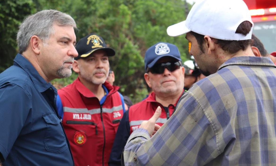 El santero le explica a los rescatistas cómo se perdió en medio del cerro.