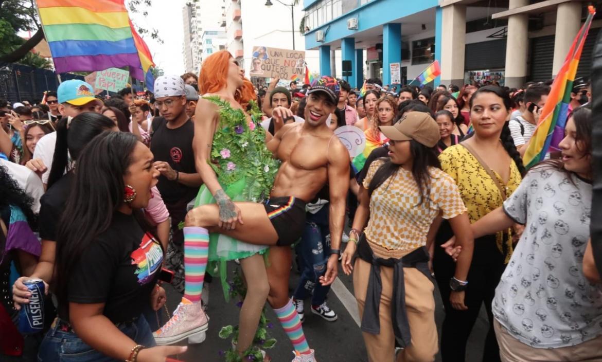 Se analiza cancelar el desfile por el Orgullo Gay.