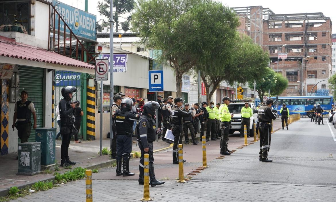 Agentes policiales llegaron al sitio para levantar indicios