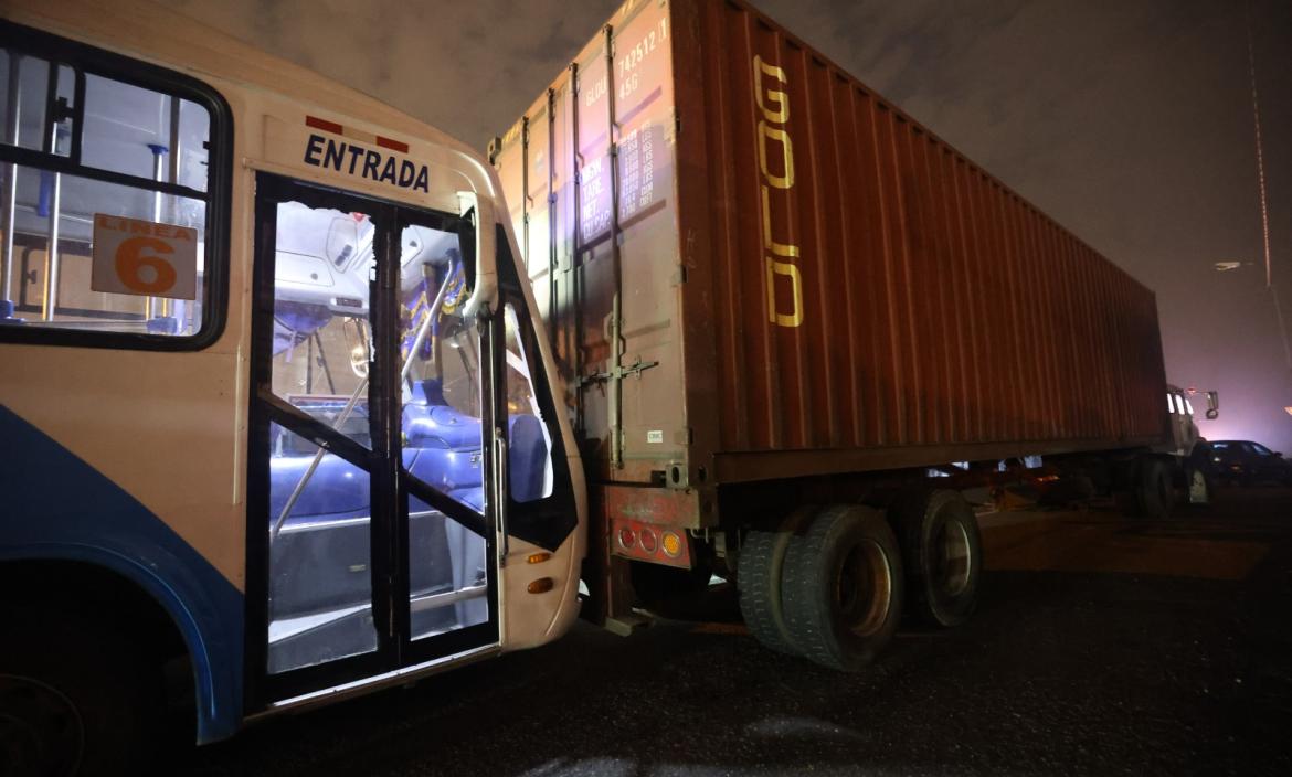 Un bus chocó con un vehículo de carga.