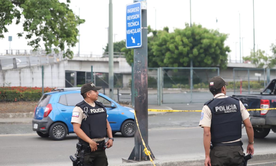 Los policías acudieron al sitio ante la alerta de posibles artefactos explosivos.