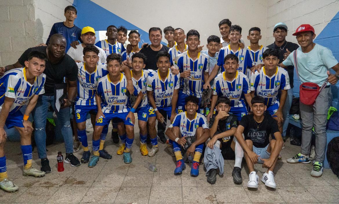 Los chicos del equipo Grupo Alcívar después de    ganar a Canteros Valle Alto.