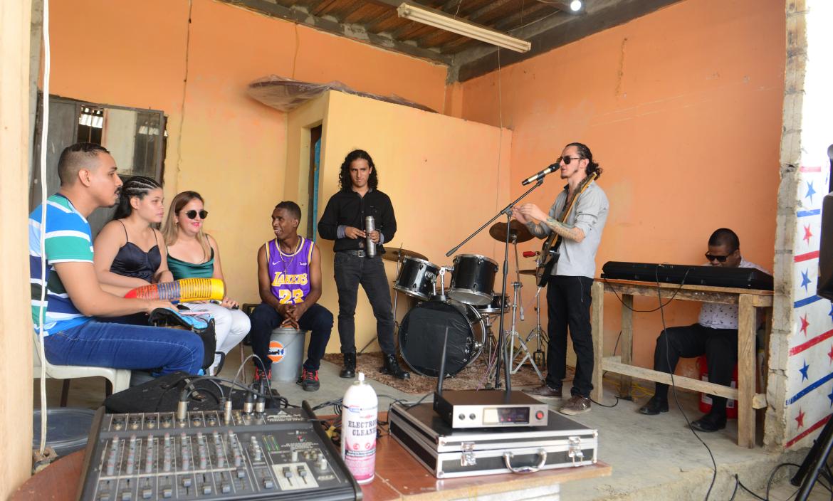 Horchata Latina, en pleno ensayo en el sector de La Ladrillera, al norte de Guayaquil. ‘Full’ cumbias y música tropical.