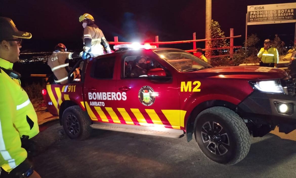 Los bomberos y policías ayudaron a retirar el cadáver arrojado en un terreno baldío.