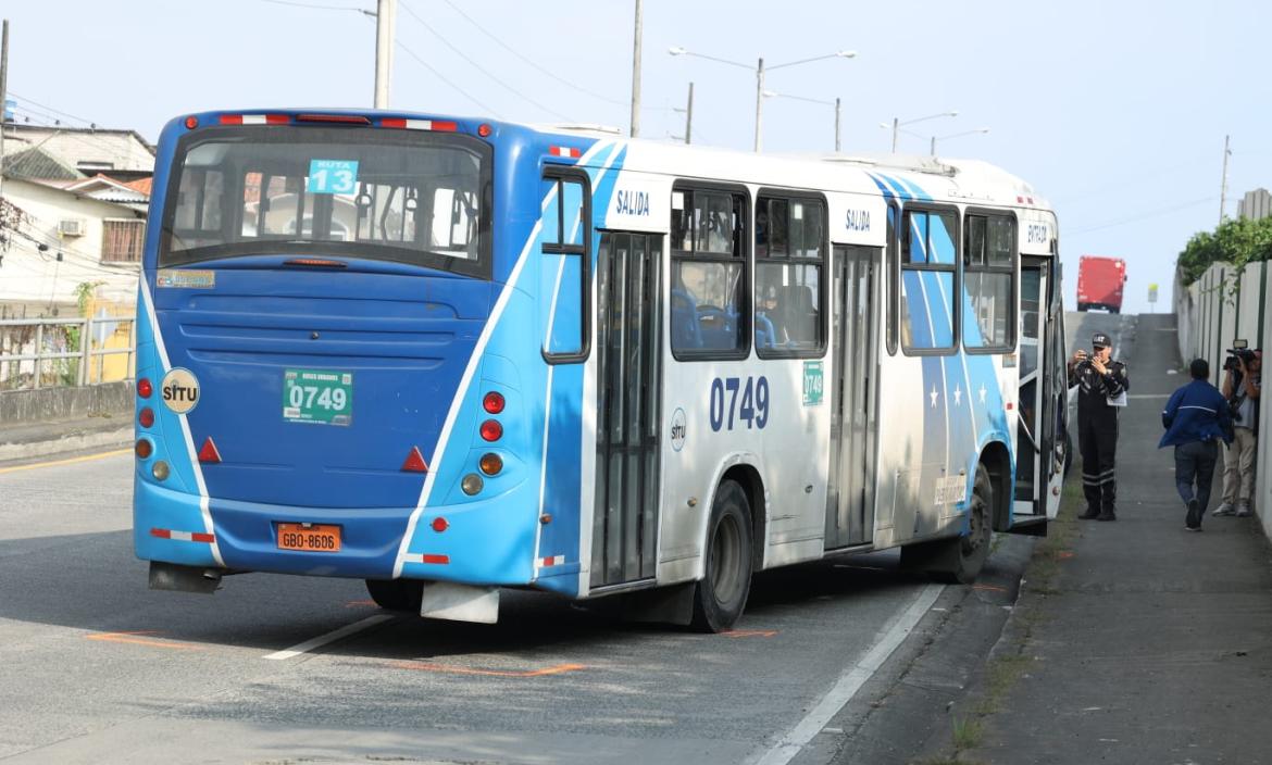 El bus que atropelló a una adulta mayor en el norte de Guayaquil.