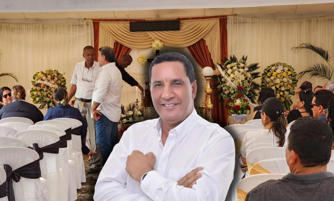 Al velatorio de Sánchez asisten amigos, familiares y personalidades de la política del cantón Quinindé, entre ellos el alcalde Ronal Moreno.