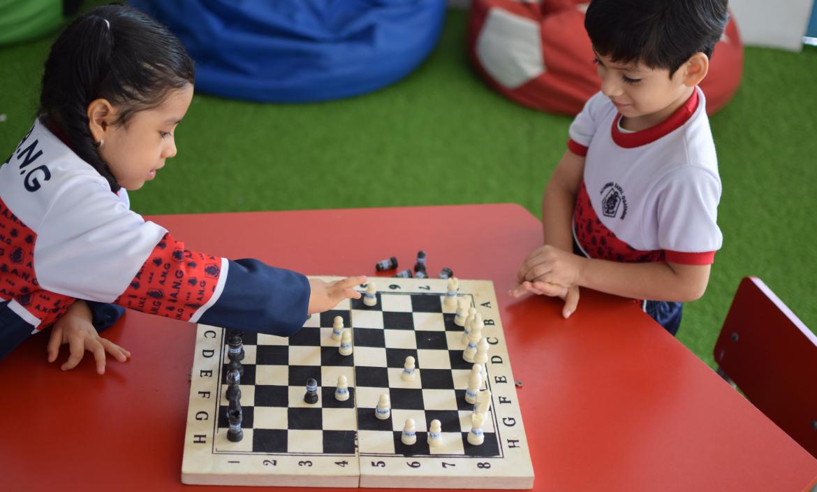 Niños ajedrecistas de la Academia Naval Guayaquil practicando el 'deporte ciencia'.