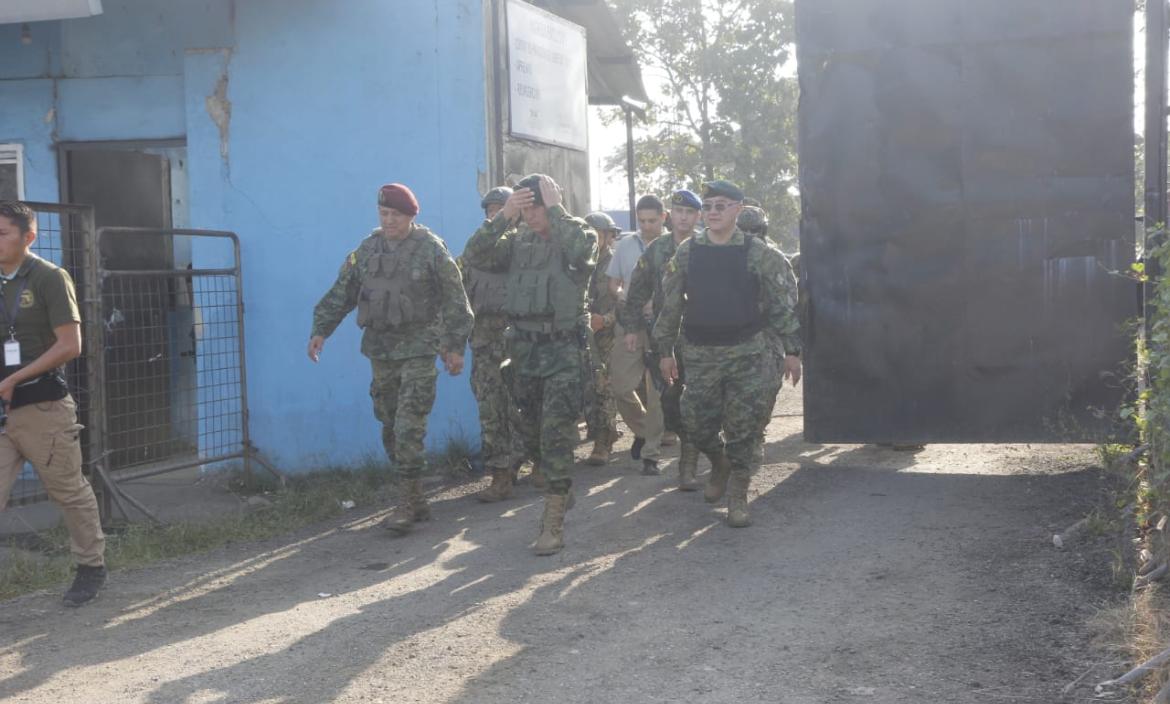 Militares ingresan a la cárcel para controlar la situación.