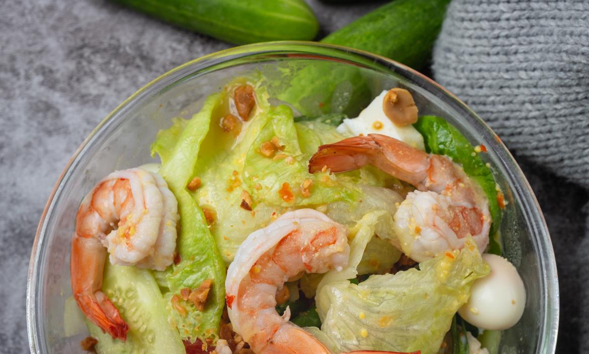 ensalada-cesar-gambas-deliciosos-camarones-concepto-comida-sana