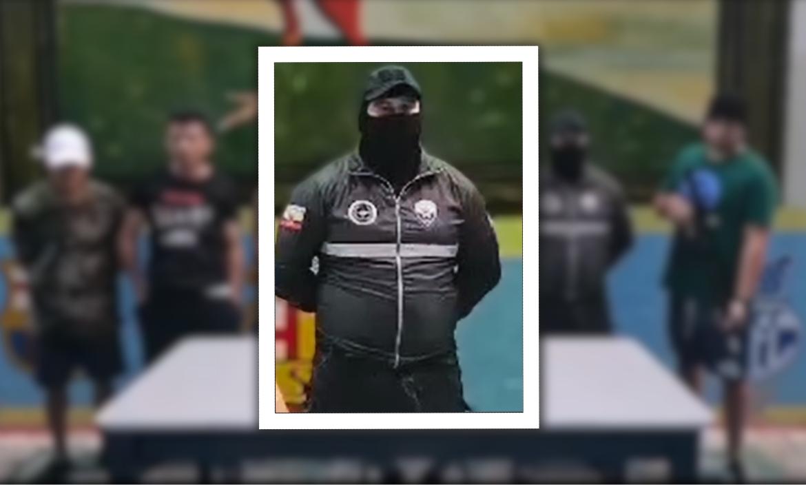 En el vídeo del 'mensaje al país' de parte de Fito, aparece un hombre con chaleco de Inteligencia, de la Policía Nacional del Ecuador.