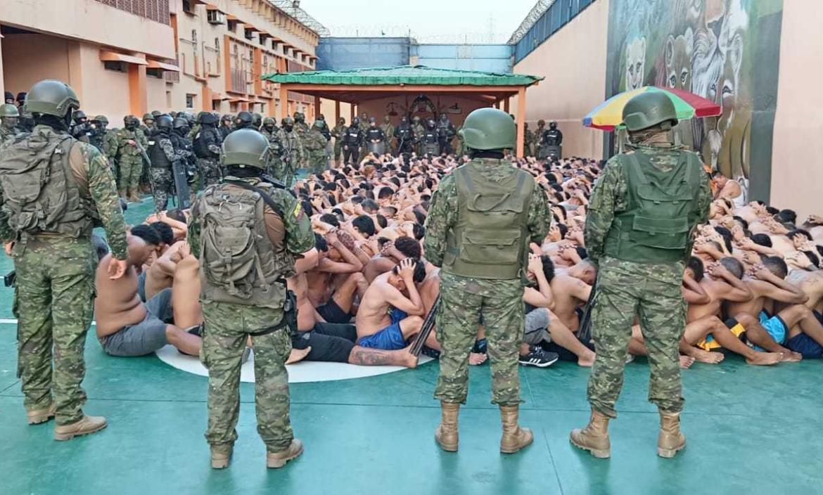 Uniformados de la Policía Nacional y Fuerzas Armadas ingresaron a tomar control del pabellón 12 de la Penitenciaría del Litoral.