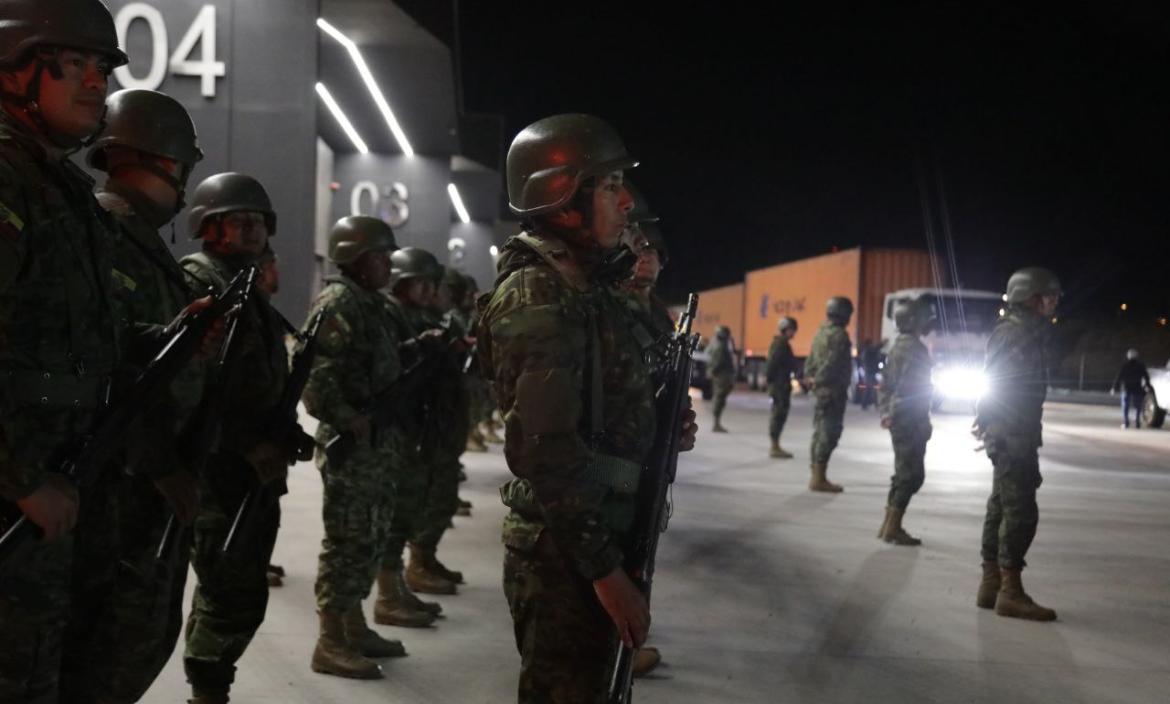 Militares resguardaron el traslado del material electoral desde Quito a seis provincias.