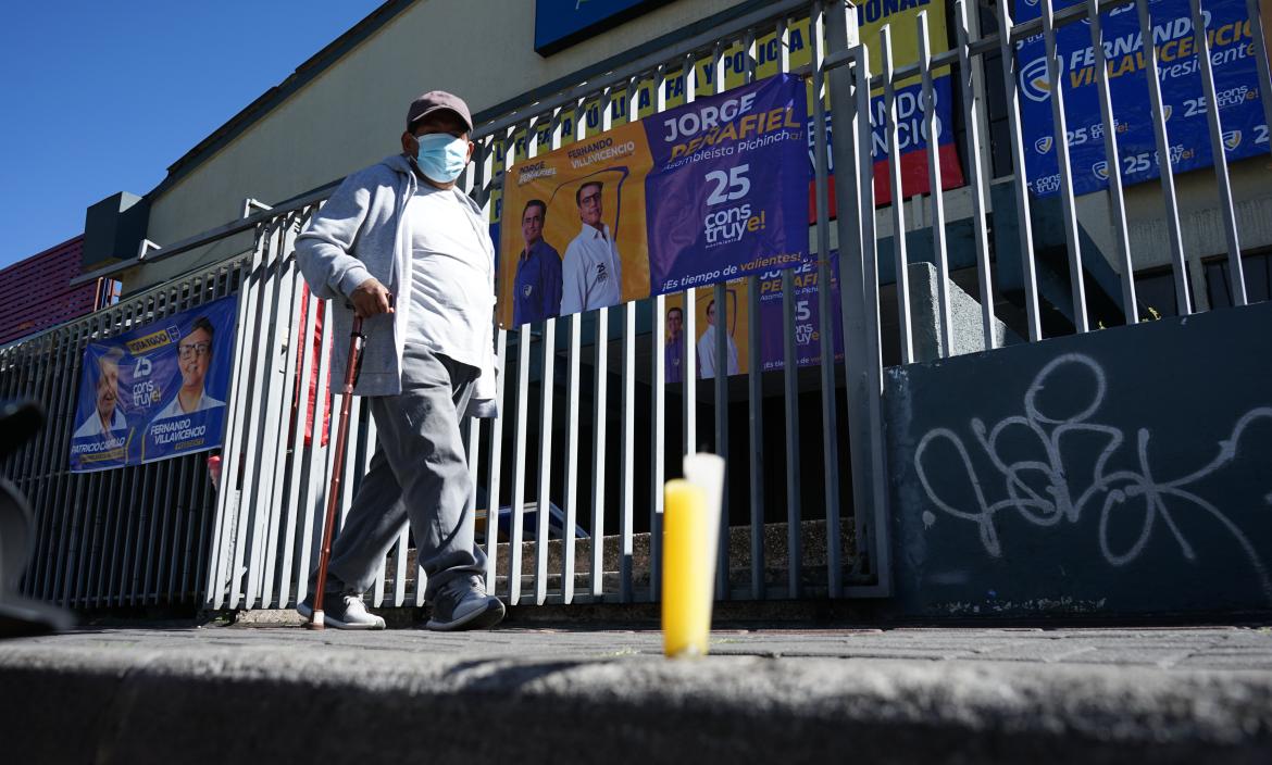 Simpatizantes de Fernando Villavicencio colocaron velas en el sitio donde ocurrió el atentado.