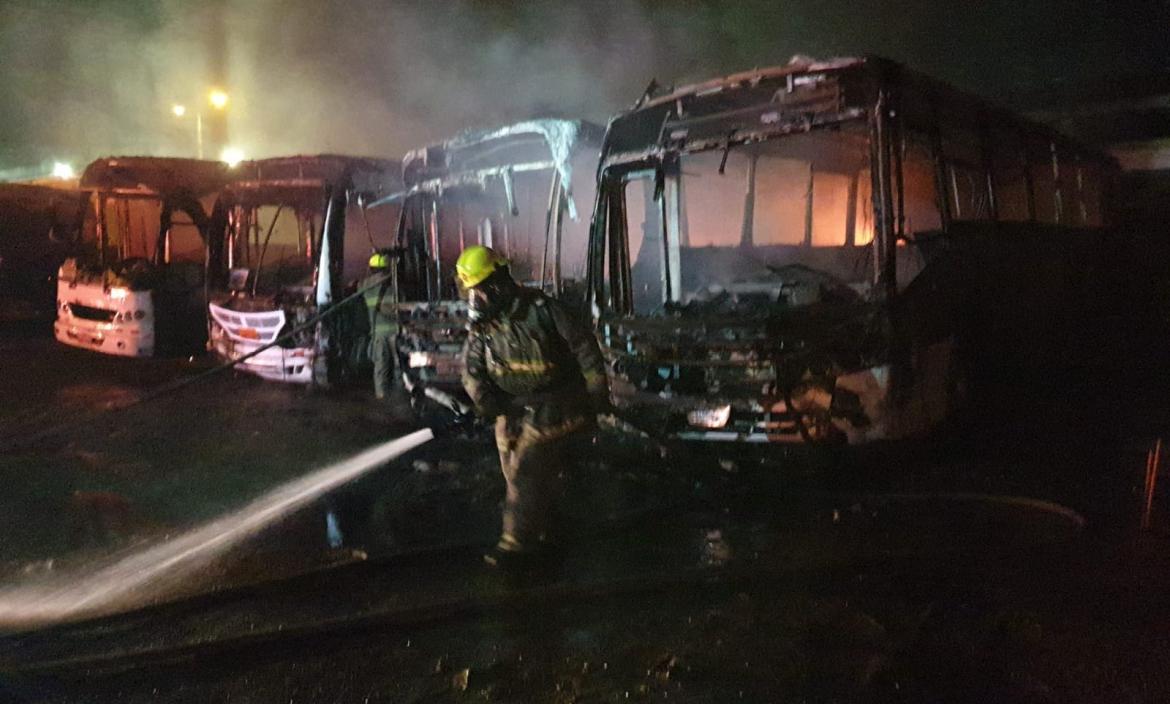 Bomberos controlaron el incendio de los buses.