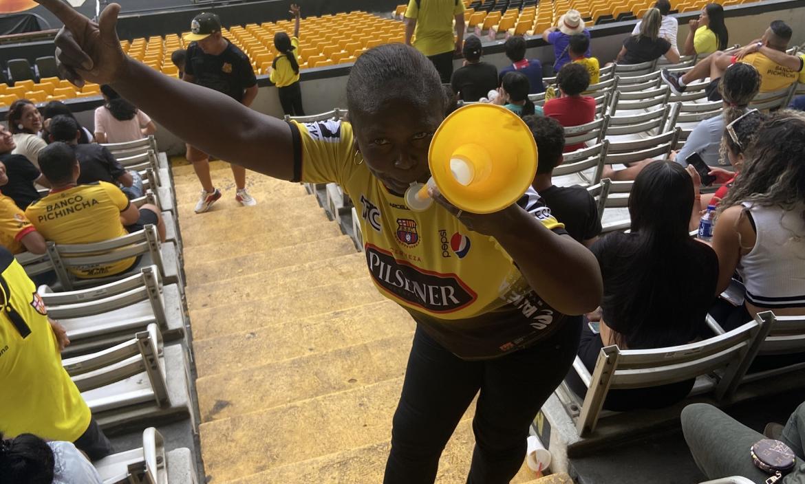 Jacqueline con su vuvuzela es la reina de las hinchas más bulliciosas del elenco femenino de Barcelona.