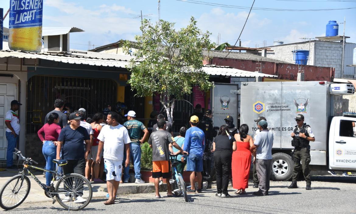 Afuera de una tienda libaban tres personas quienes fueron atacadas a bala, dos murieron y una está gravemente herida.