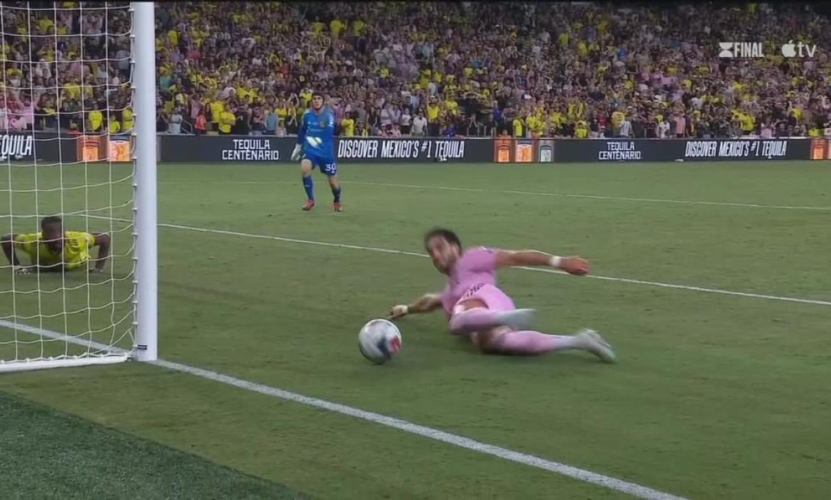 Momento exacto en el que Leonardo Campana falla el gol en la final de la Leagues Cup.