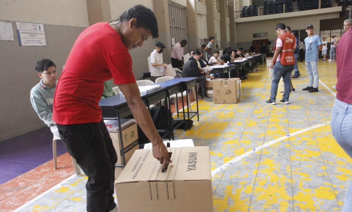El voto en el colegio Cristóbal Colón, en Guayaquil.
