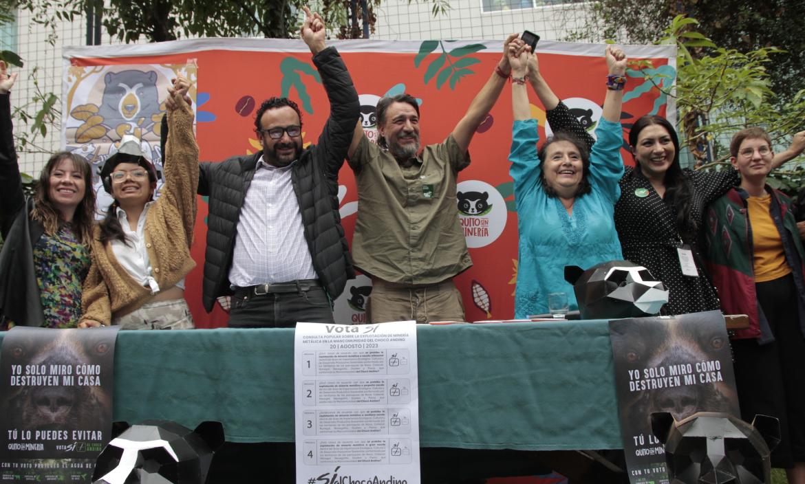 Un grupo de ambientalistas celebró el triunfo.