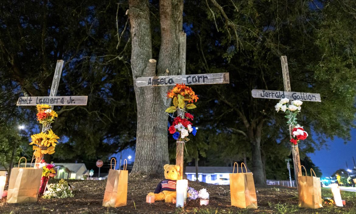 Un monumento improvisado cerca del área de un crimen a tiros que ocurrió el 26 de agosto, en la tienda Dollar General en Jacksonville, Florida, EE.UU.