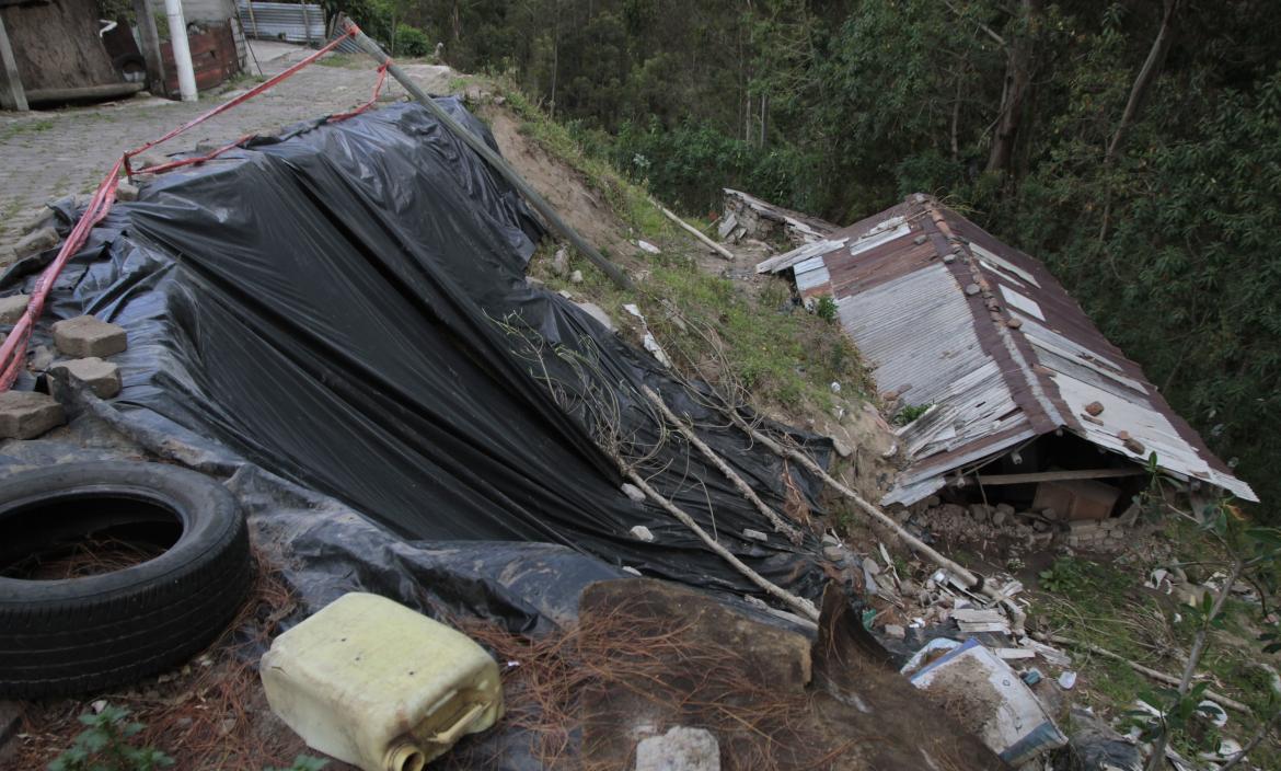 Hace cinco meses hubo un deslave y una casa quedó enterrada. Los moradores temen que otros inmuebles colapsen.
