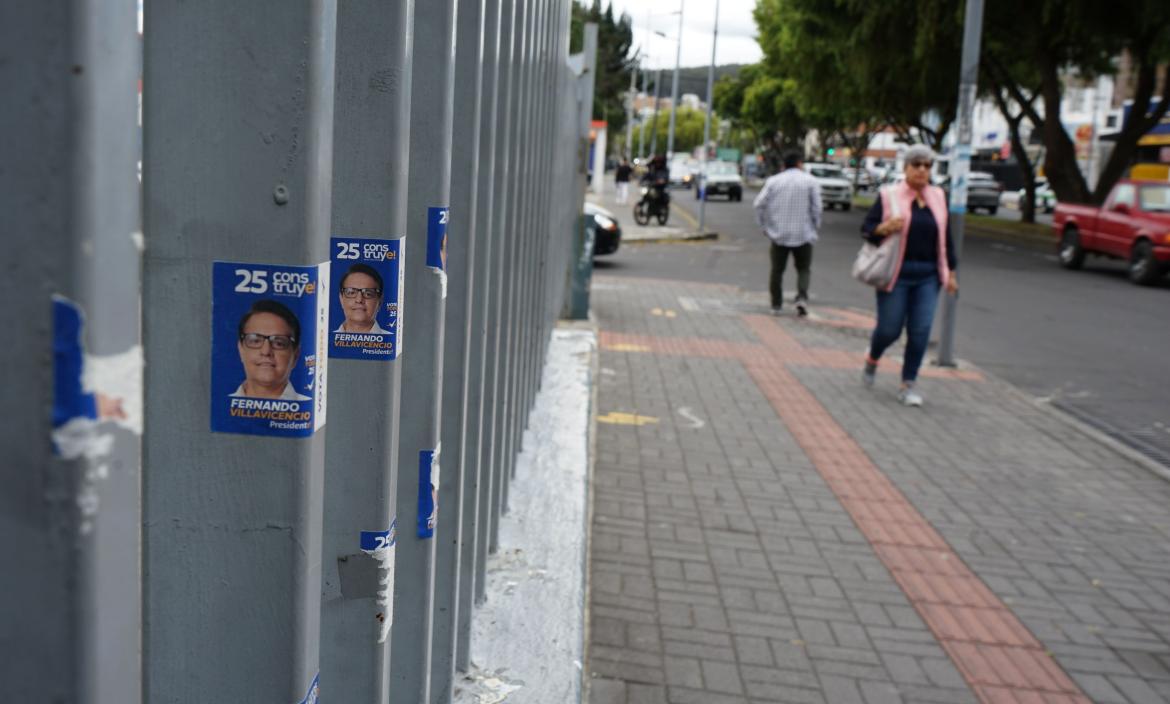 Estos adhesivos son las únicas imágenes relacionadas con Fernando Villavicencio que permanecen en el sitio donde fue atacado.