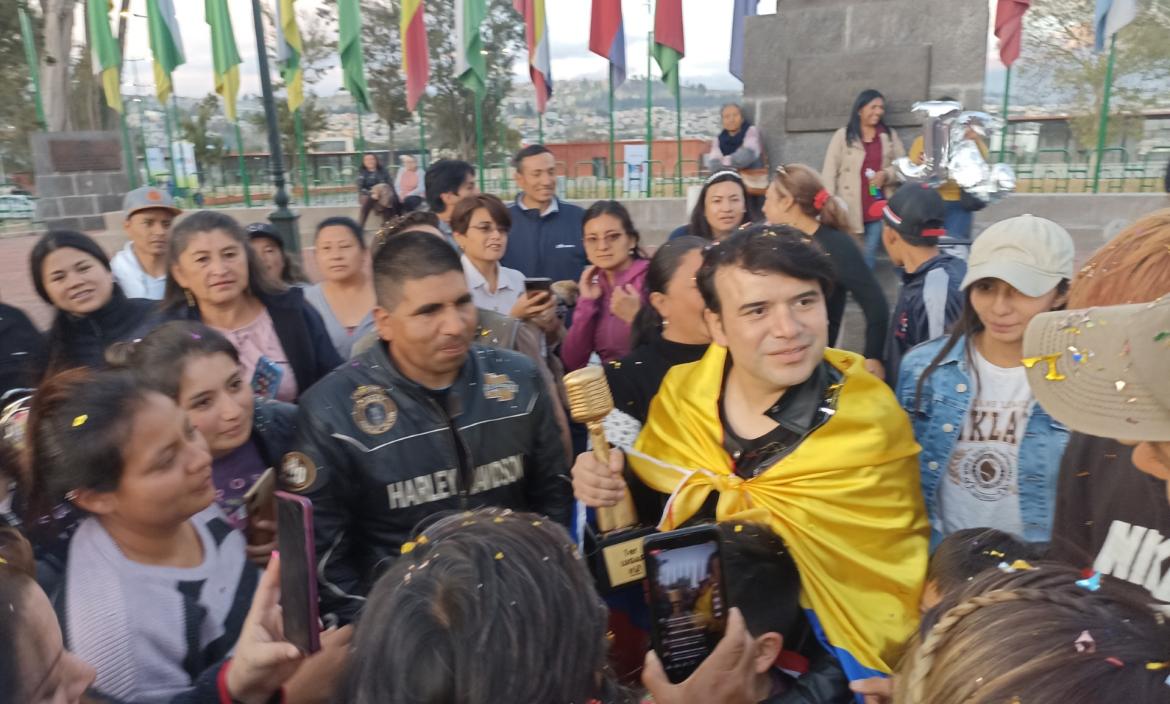 Juan Gabriel fue recibido por sus fans de Ambato.