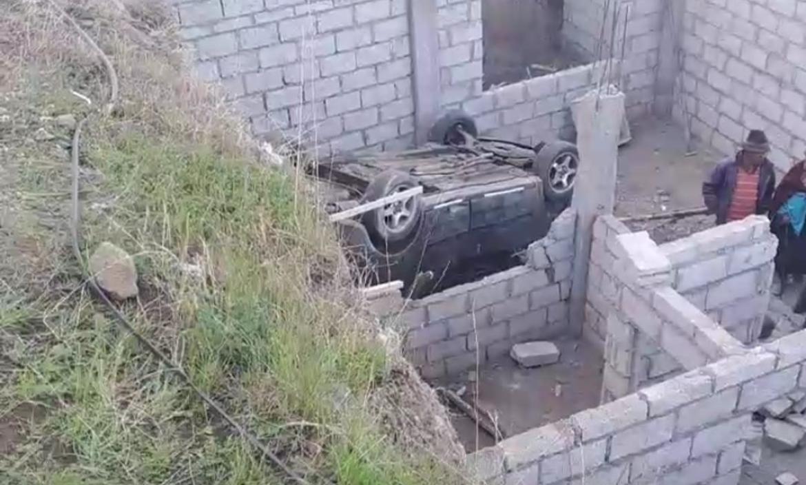 El vehículo quedó dentro de una casa en construcción.