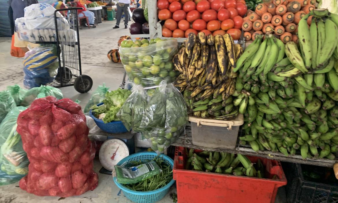 El verde y el limón han escaceado en algunos mercados municipales de Guayaquil, pero en otros no.