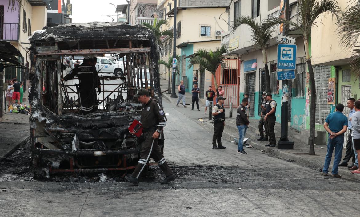 incendiaron un bus en Bastión Popular