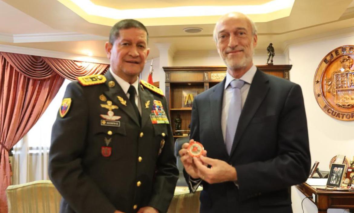 Visita. La reunión se llevó acabó en la capital ecuatoriana, entre el embajador argentino y altos mandos militares.