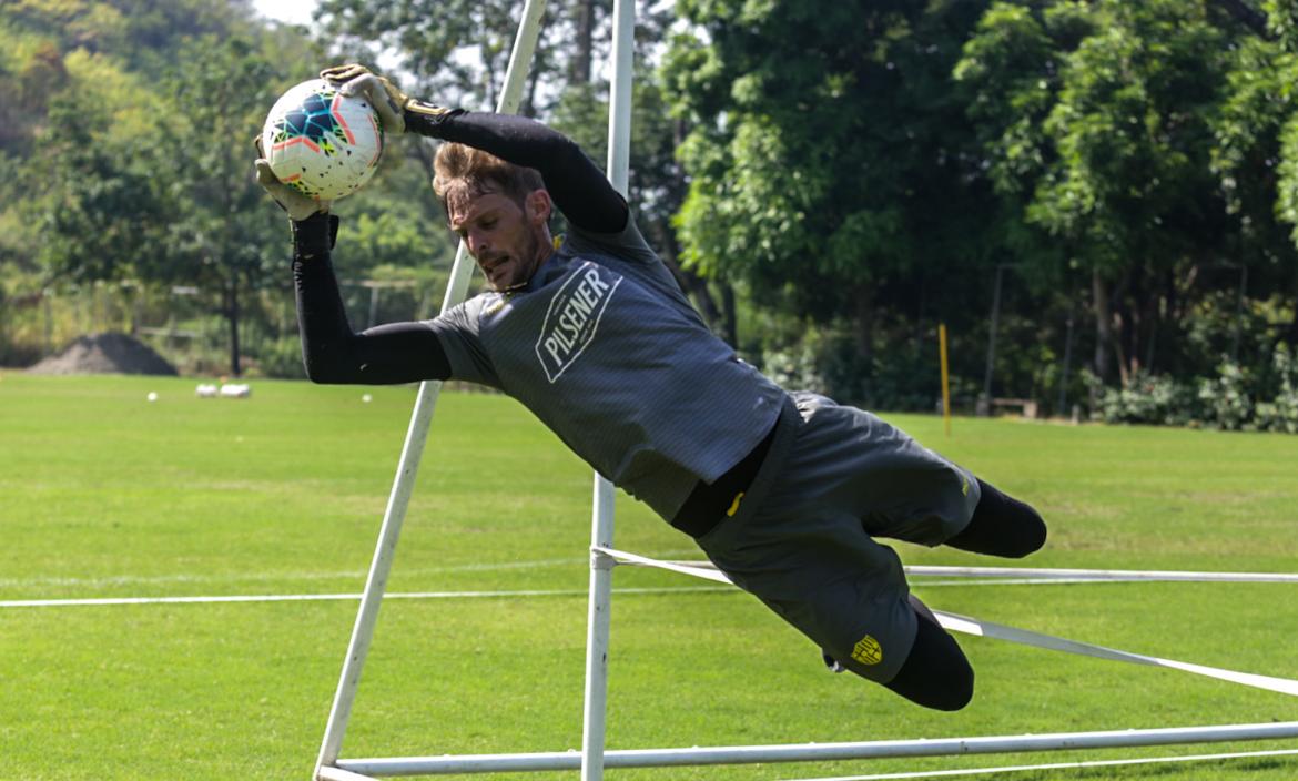 Javier Burrai podría estar en el arco de la selección de Ecuador.