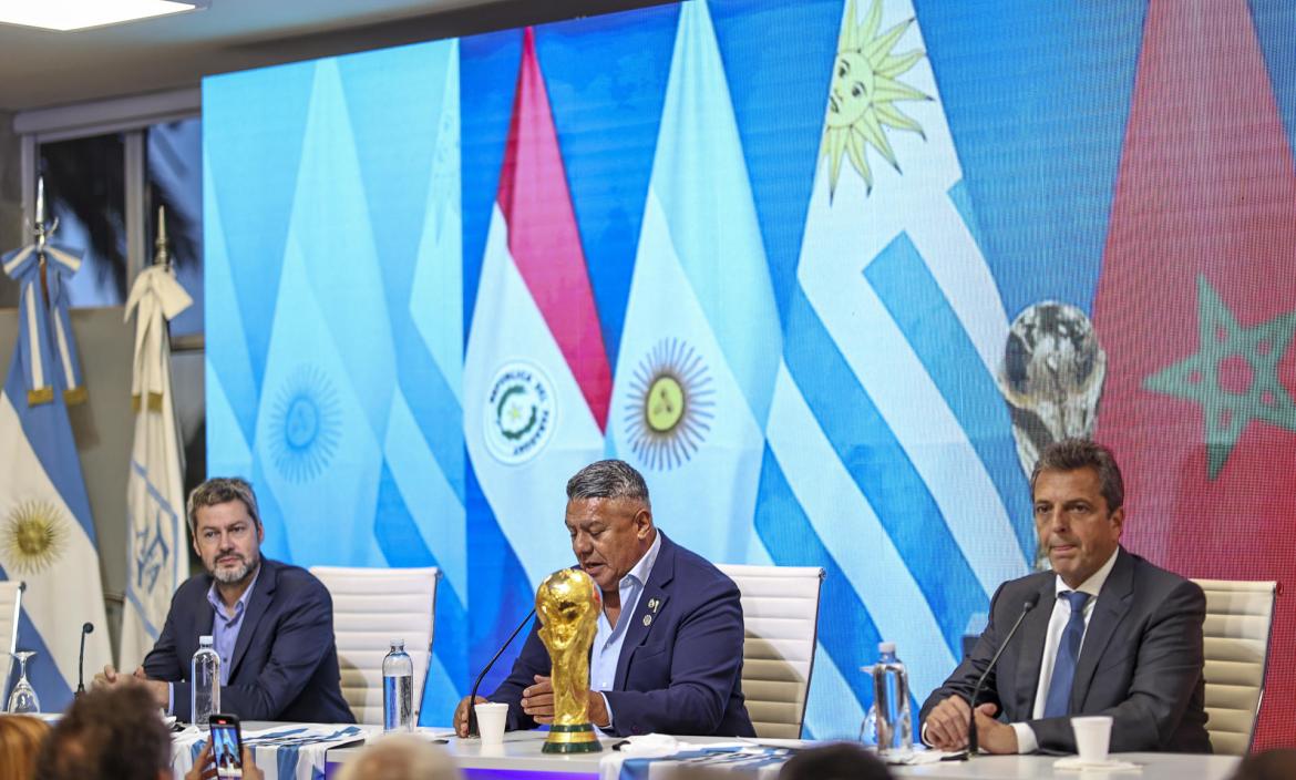 Claudio Tapia (c), presidente del fútbol argentino, habló sobre el Mundial 2030.