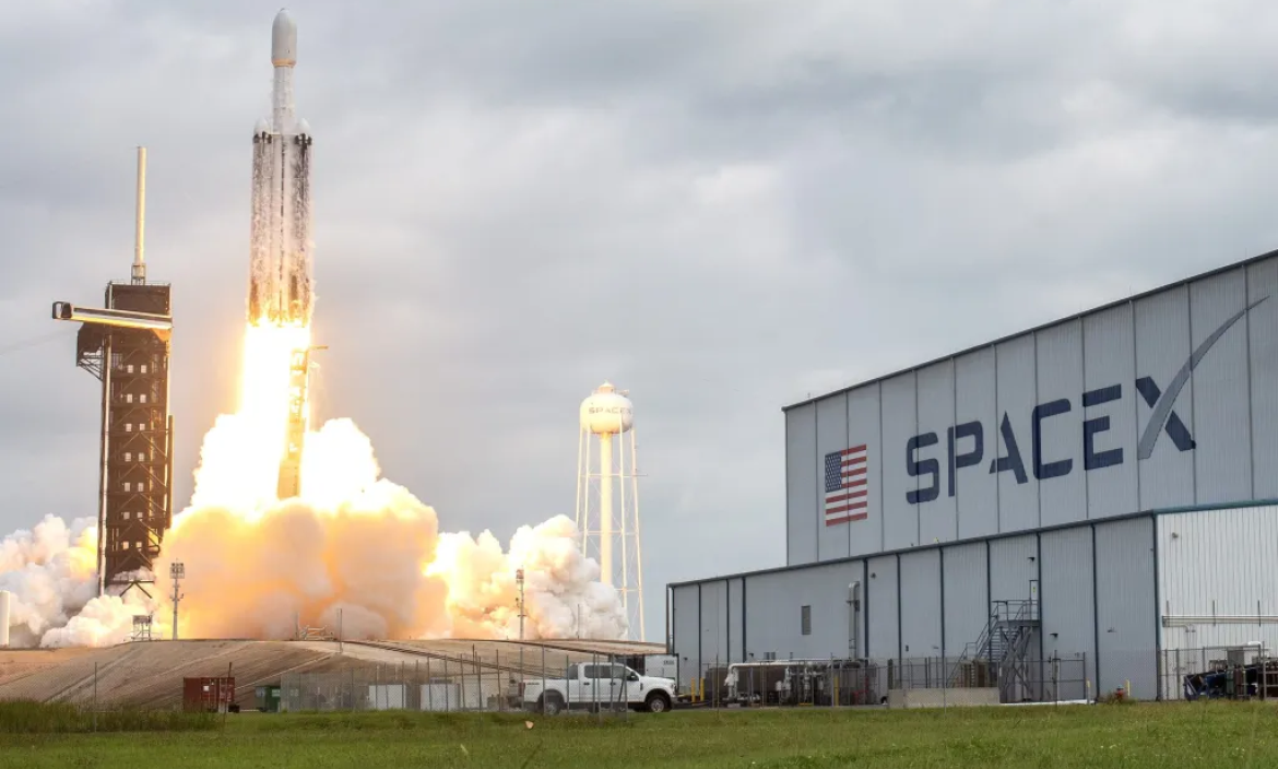 Vista del lanzamiento de la misión Psyche en un cohete Falcon Heavy de la compañía SpaceX, este 13 de octubre de 2023, en el Kennedy Space Center de la Nasa, en Florida. EFE/ Cristóbal Herrera