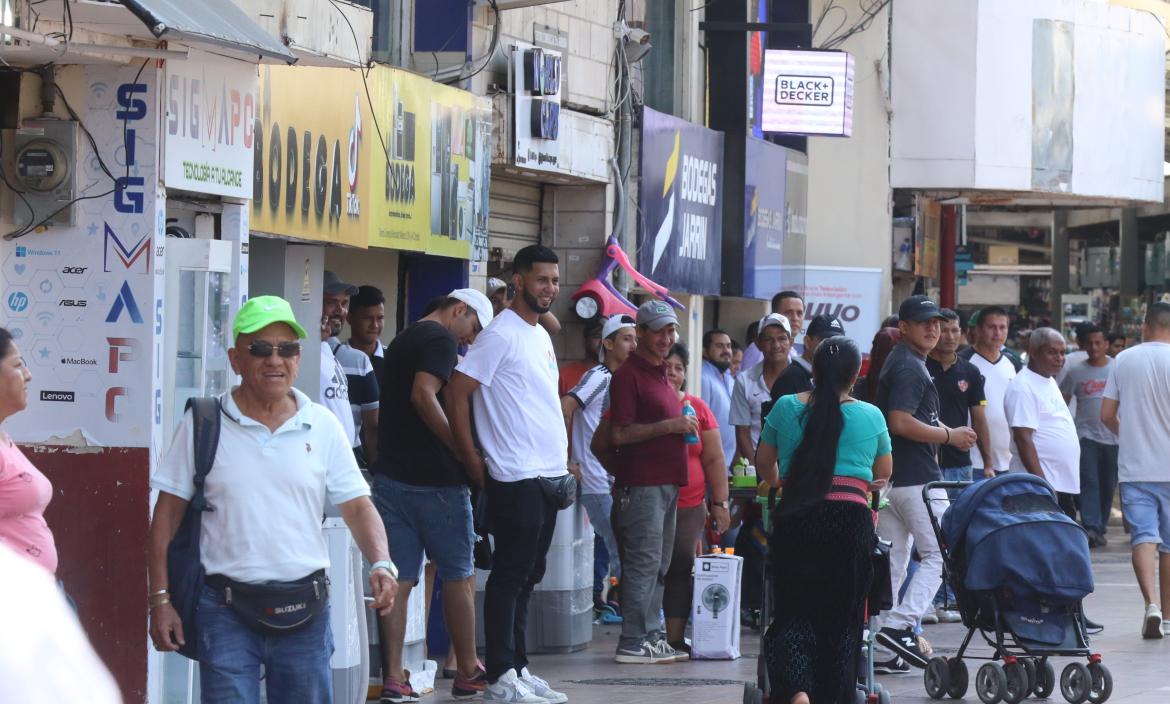 Comerciantes y clientes en la Bahía de Guayaquil