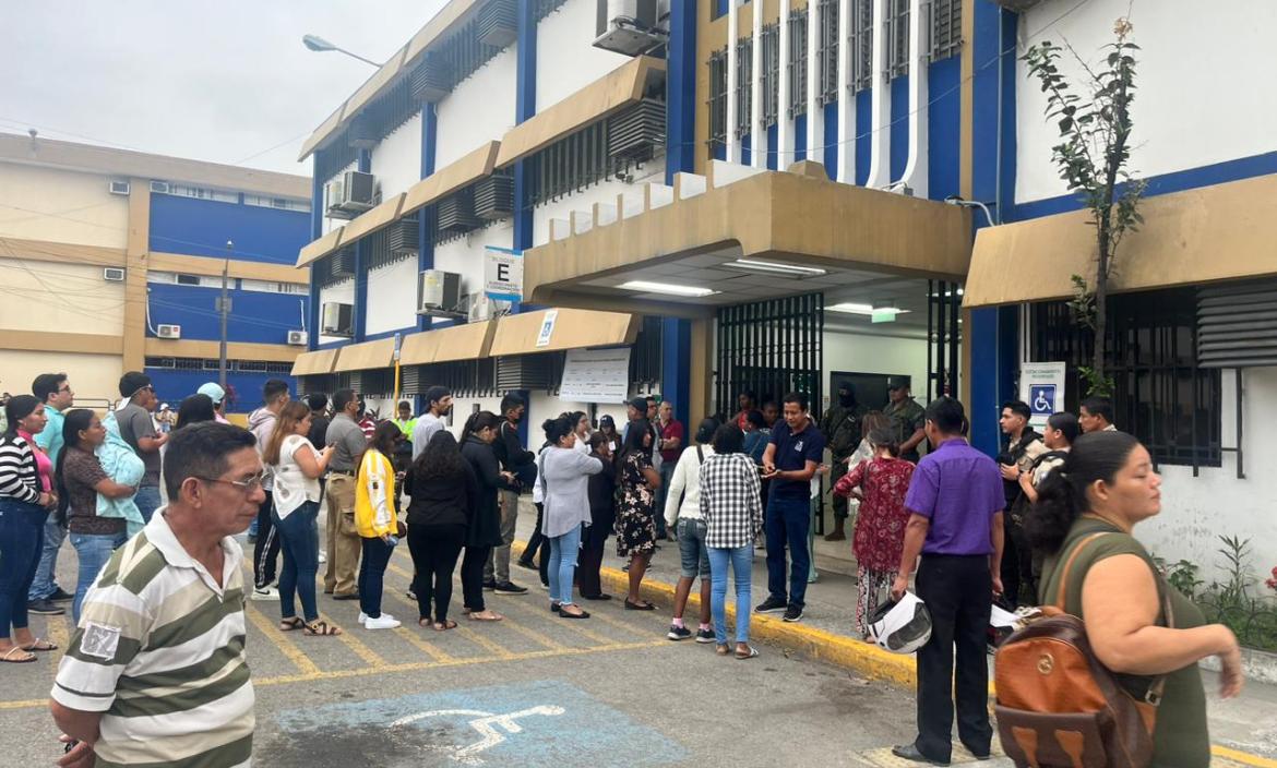 Varias personas acudieron a sufragar a la Universidad de Guayaquil