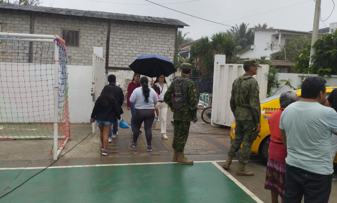 Se registra lluvia en el recinto donde votará Daniel Noboa.