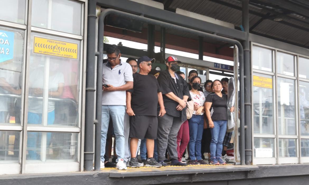La gente espera casi 30 minutos que pase la Metrovía.