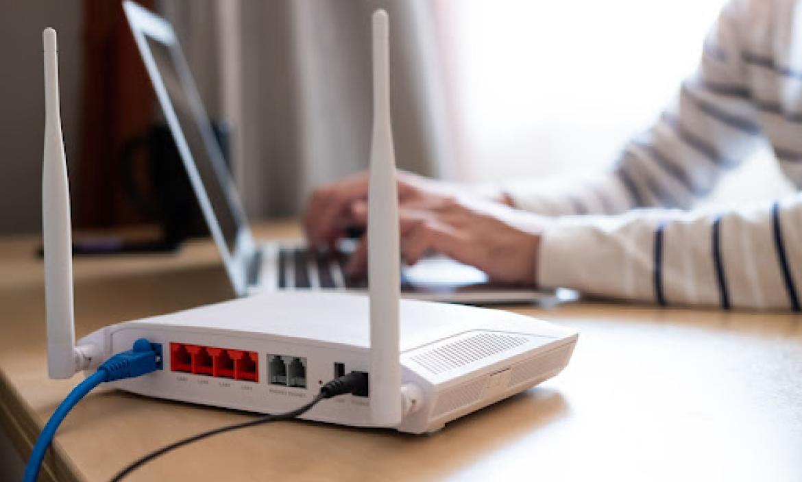 un router es un dispositivo moderno que te ayuda a recibir y transferir datos e información